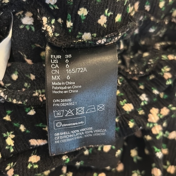 H&M Black Ditsy Floral Elastic Waist Front Tie Shorts Size 6 - Picture 5 of 6